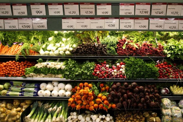 Organic vegetables are shown at a Whole Foods Market in LaJolla, California in this May 13, 2008 file photo. As recession tests the middle-class commitment to healthy eating and environmentally sound farming, sales of organic food are slowing, but so far not falling. How green are our wallets? To match feature FINANCIAL/FOOD-ORGANIC REUTERS/Mike Blake/Files (UNITED STATES) - RTR23YED