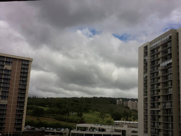 ハワイ島の巨大な山に当たって砕けたハワイの台風。恐るべし女神ペレのパワー