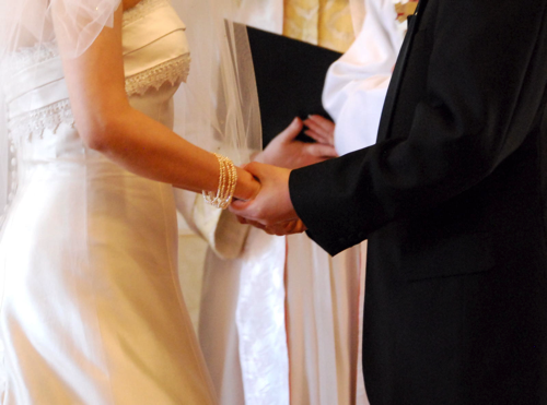 日本って、いろいろ規制が多いのね。「結婚相談所のCM是非について」