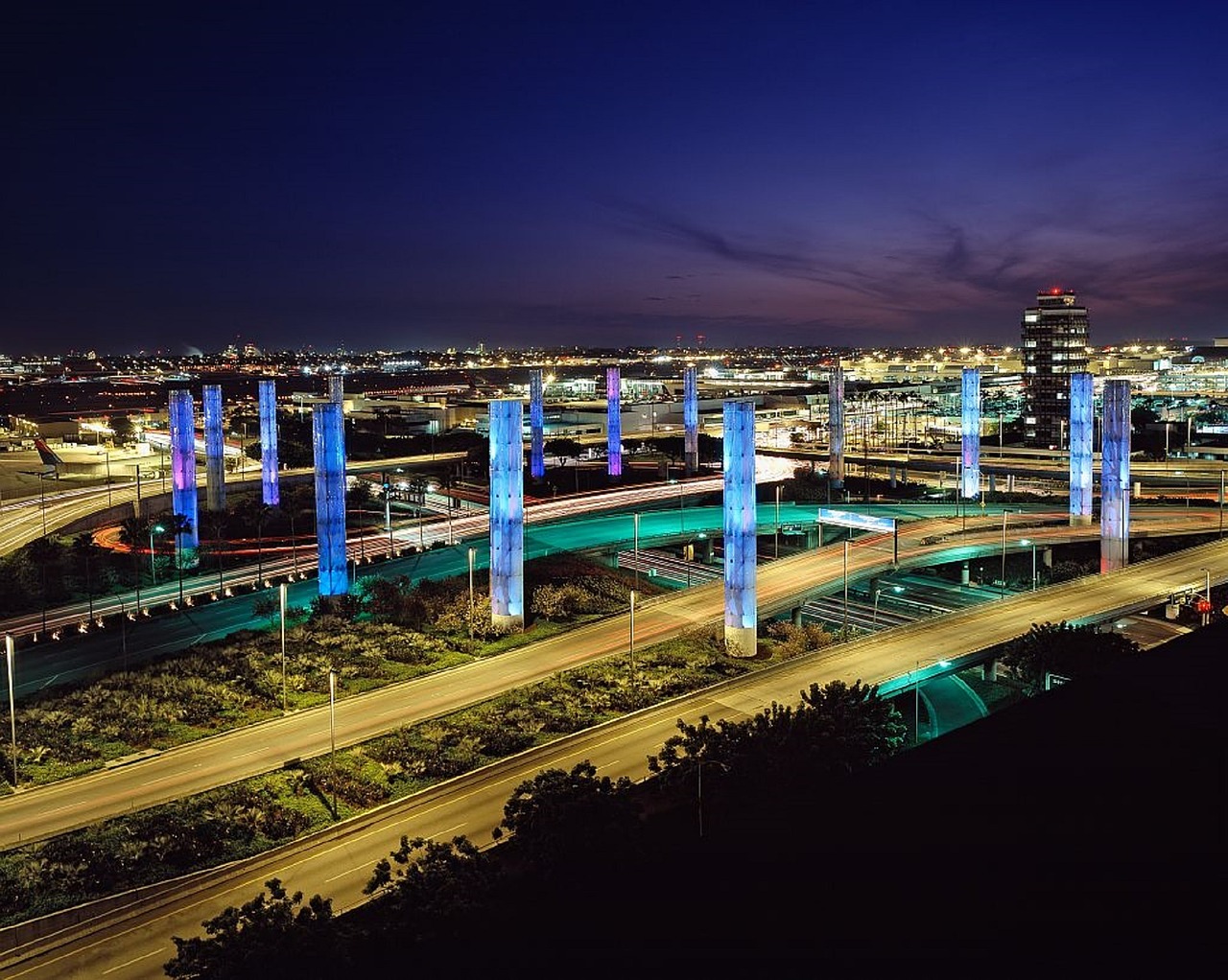airport-739311_1280